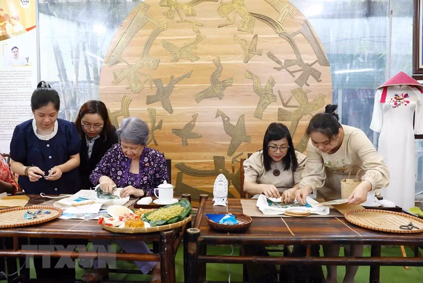 Le Thi Bich Tran (right), the spouse of Prime Minister Pham Minh Chinh, and Ho Ching, the spouse of Singapore's Prime Minister Lee Hsien Loong, experiencing making fabric painting from scrap silk under the guidance of Vun Art members in Hanoi. Le Thi Bich Tran (right), the spouse of Prime Minister Pham Minh Chinh, and Ho Ching, the spouse of Singapore's Prime Minister Lee Hsien Loong, experiencing making fabric painting from scrap silk under the guidance of Vun Art members in Hanoi.