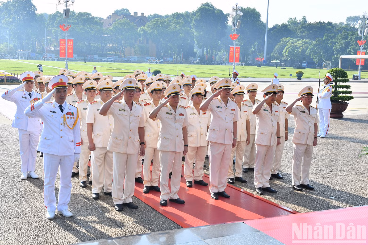 The delegation of the Central Public Security Party Committee - the Ministry of Public Security pay tribute to President Ho Chi Minh.