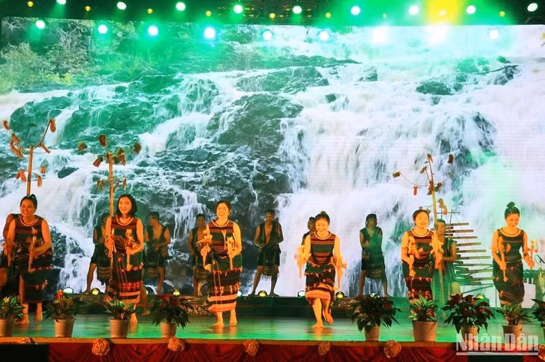 A performance in brocade costumes of the indigenous people of Dak Nong at the art exchange programme between Dak Nong (Vietnam) and India.