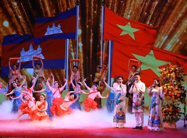 An art programme celebrating the 55th anniversary of diplomatic relations between Vietnam and Cambodia. (Photo: VNA)