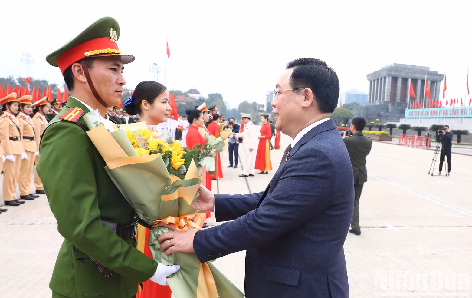 National Assembly Chairman Vuong Dinh Hue offering congratulations to representatives participating in the sports festival. National Assembly Chairman Vuong Dinh Hue offering congratulations to representatives participating in the sports festival.
