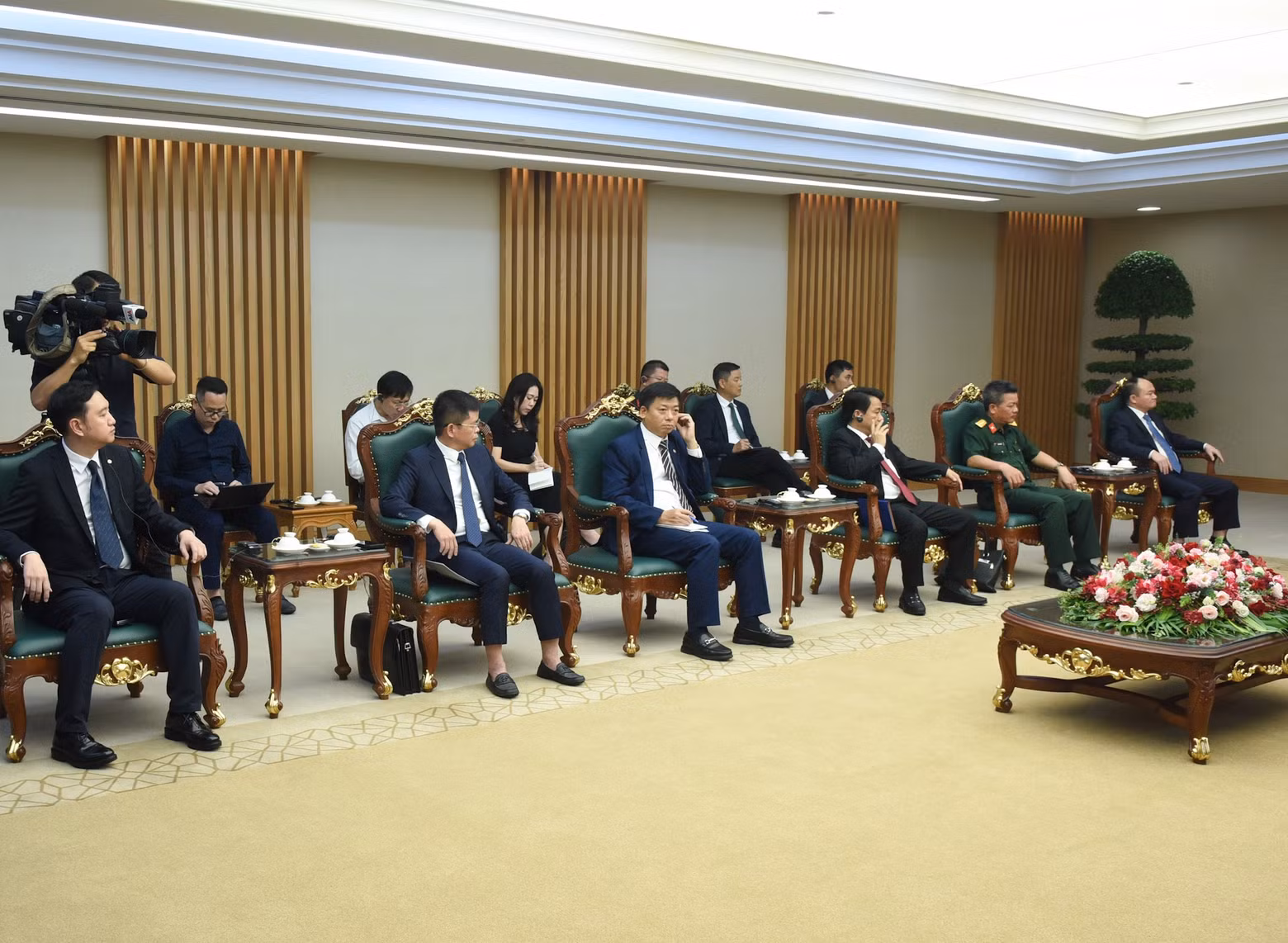 Delegation members accompanying Zhou Jiayi took part in the reception. (Photo: NDO) Delegation members accompanying Zhou Jiayi took part in the reception. (Photo: NDO)