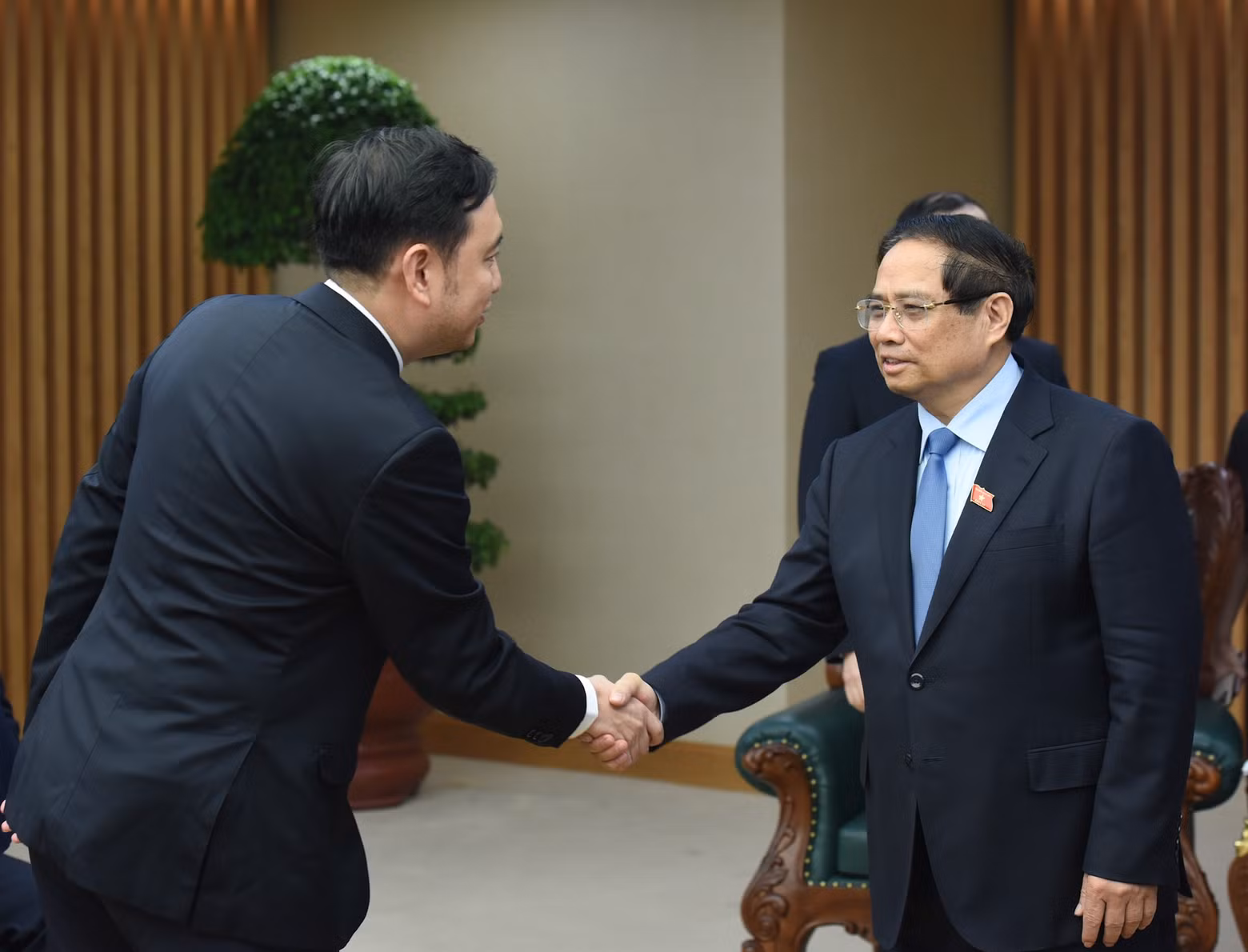 Prime Minister Pham Minh Chinh welcomed members of the delegation accompanying Zhou Jiayi, President of PowerChina Asia Pacific. (Photo: NDO) Prime Minister Pham Minh Chinh welcomed members of the delegation accompanying Zhou Jiayi, President of PowerChina Asia Pacific. (Photo: NDO)