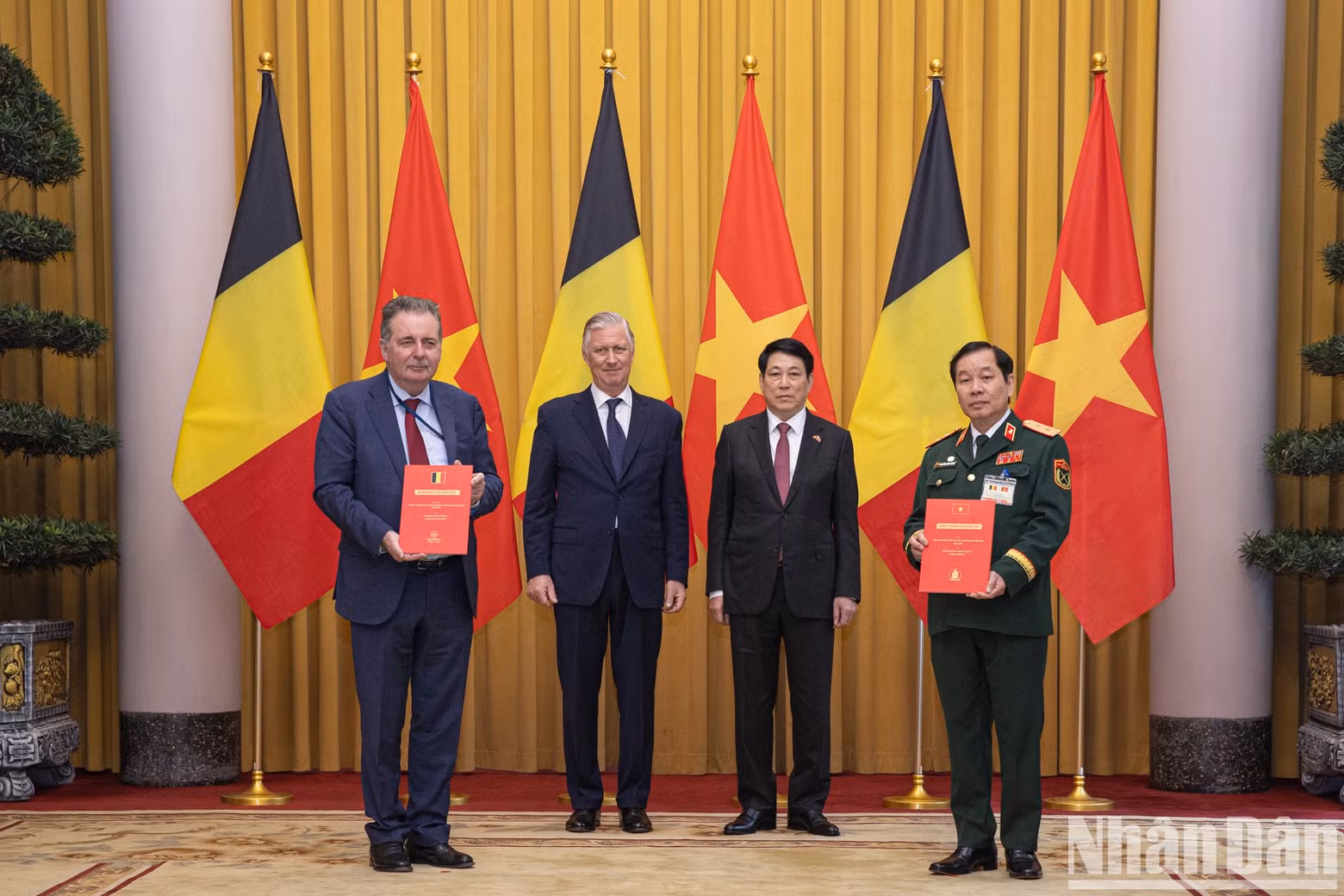 Lieutenant General Nguyen Huu Chinh, President of the Vietnam Association of Victims of Agent Orange/Dioxin and Minister and President of the Brussels-Capital Region Rudi Vervoort exchanged In-principle Agreement between the Vietnam Association of Victims of Agent Orange/Dioxin and the Aquitara Impact Fund 1 of the Kingdom of Belgium.