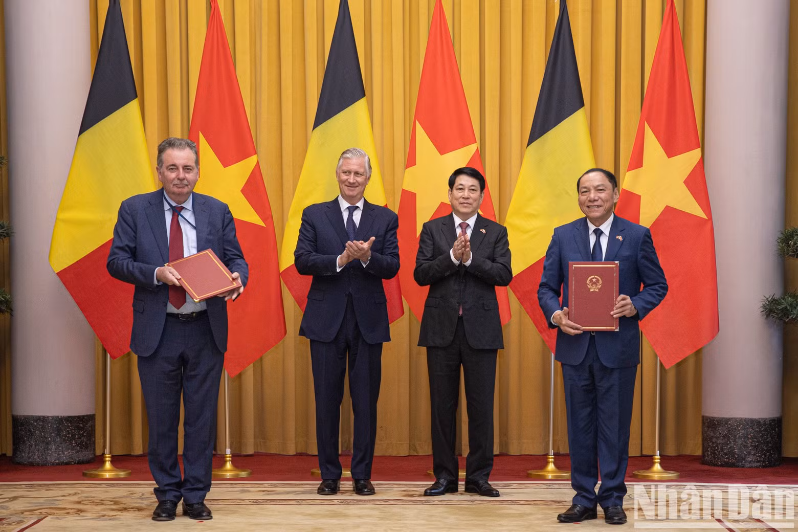 Minister of Culture, Sports and Tourism Nguyen Van Hung and Minister and President of the Brussels-Capital Region Rudi Vervoort exchanged documents on the cooperation program for the 2025-2027 period.