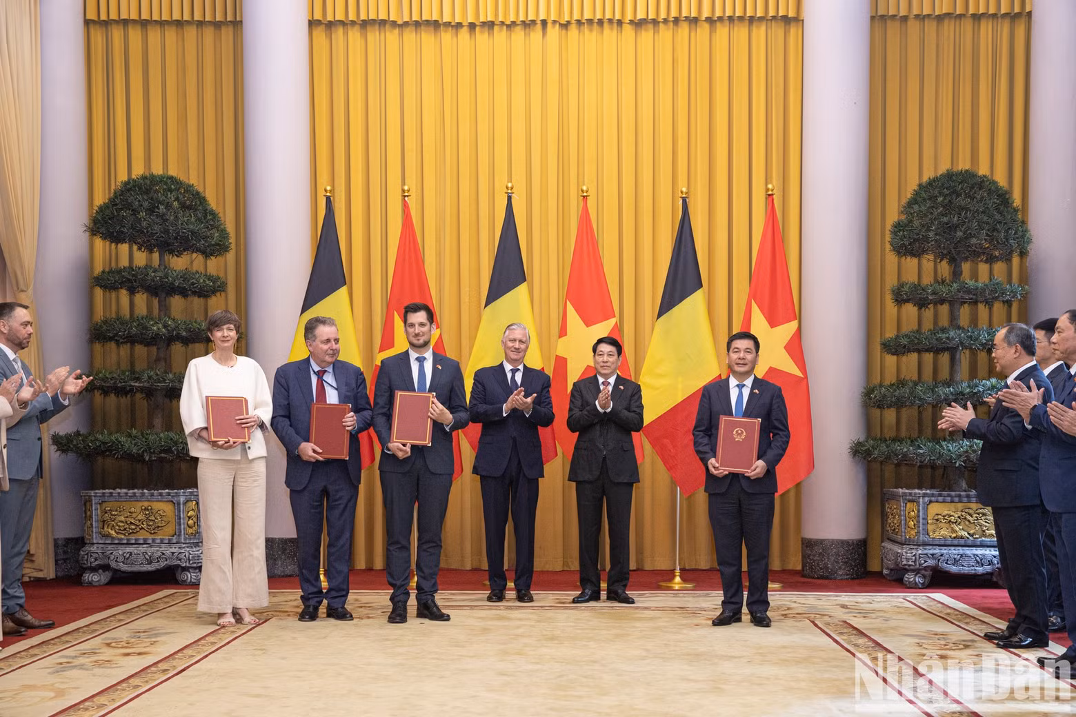 Minister of Industry and Trade Nguyen Hong Dien and Minister and President of the Brussels-Capital Region Rudi Vervoort; Minister and President of the Walloon Region Adrien Dolimont; Minister of the Flanders Region in charge of Brussels and the Press of Cieltje Van Achter exchanged the document on Memorandum of Understanding between the Vietnam Trade Promotion Agency, and the Flanders Investment and Trade and the Wallonia Export &amp; Investment Agency and the Brussels Business Support Agency.