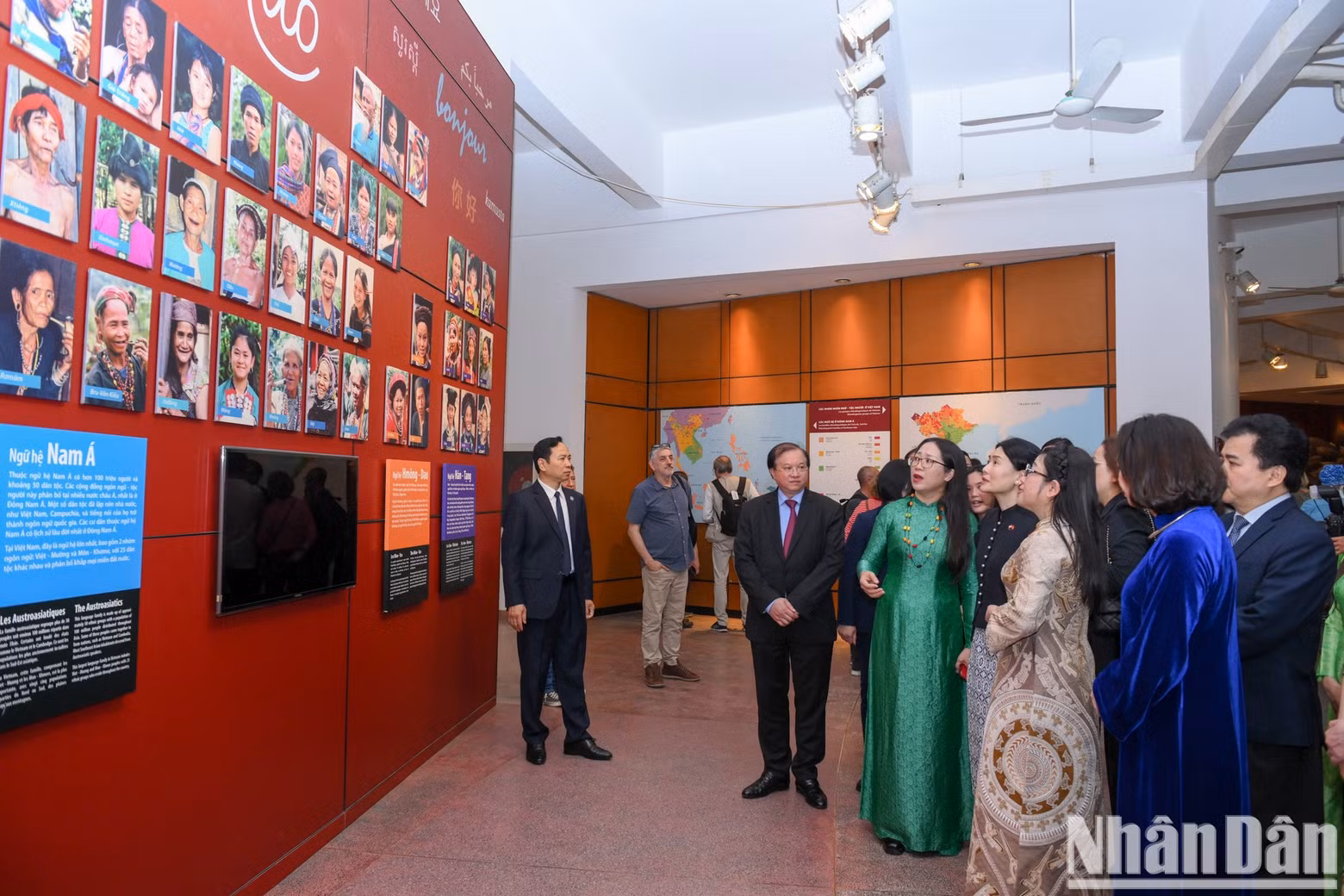 At the Bronze Drum Hall, the two ladies were given a presentation about Vietnam’s 54 ethnic groups, contemplating traditional attire, rituals, labour tools, and historical household goods.