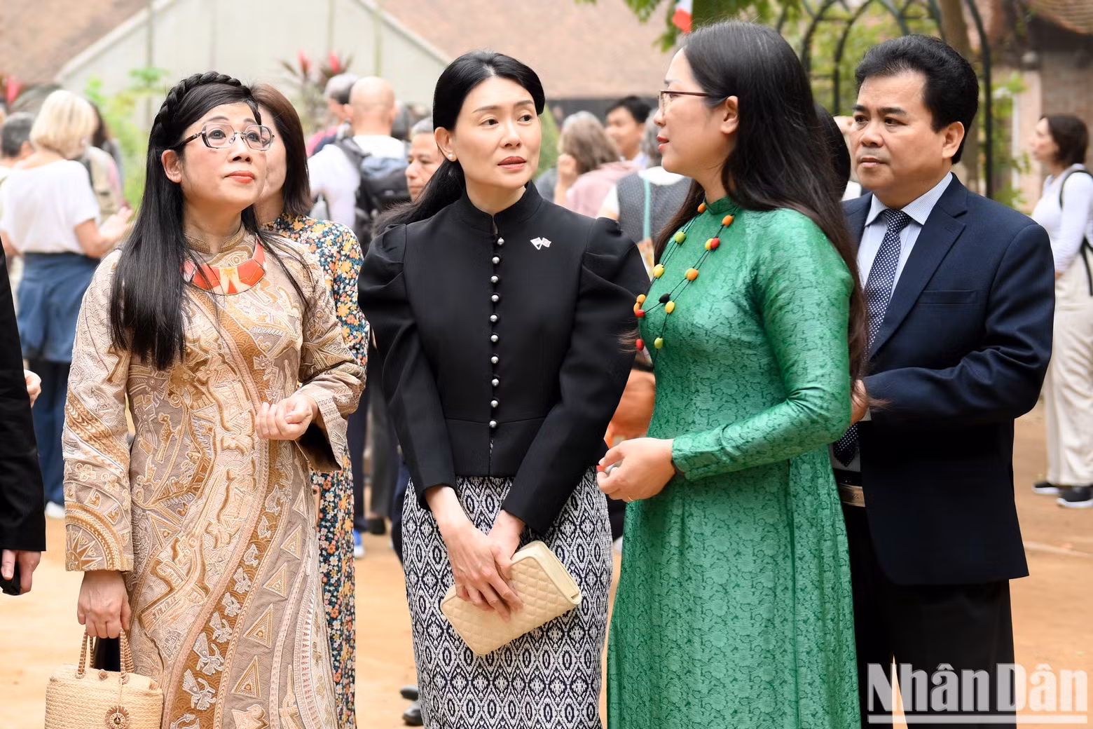 The two ladies were presented with the Architectural Garden, which showcases ten folk structures representing different types of various ethnic groups and cultural regions.