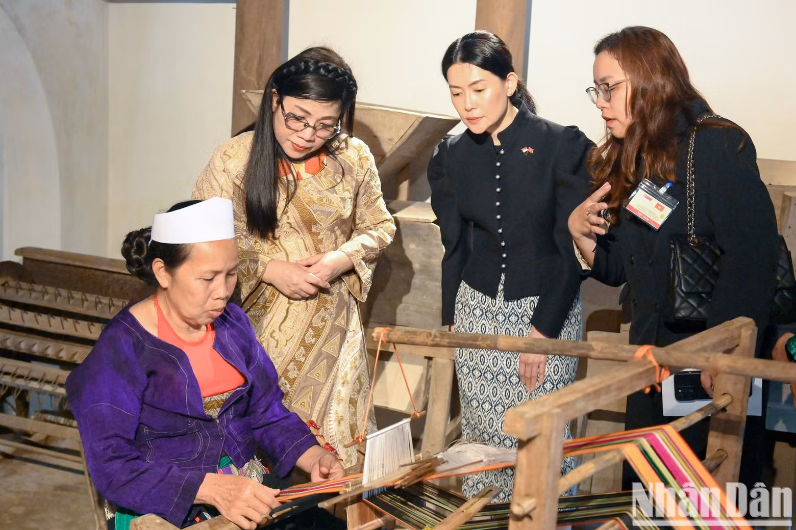 The two ladies listened to an introduction about brocade weaving techniques by a local artisan and had the opportunity to try weaving.