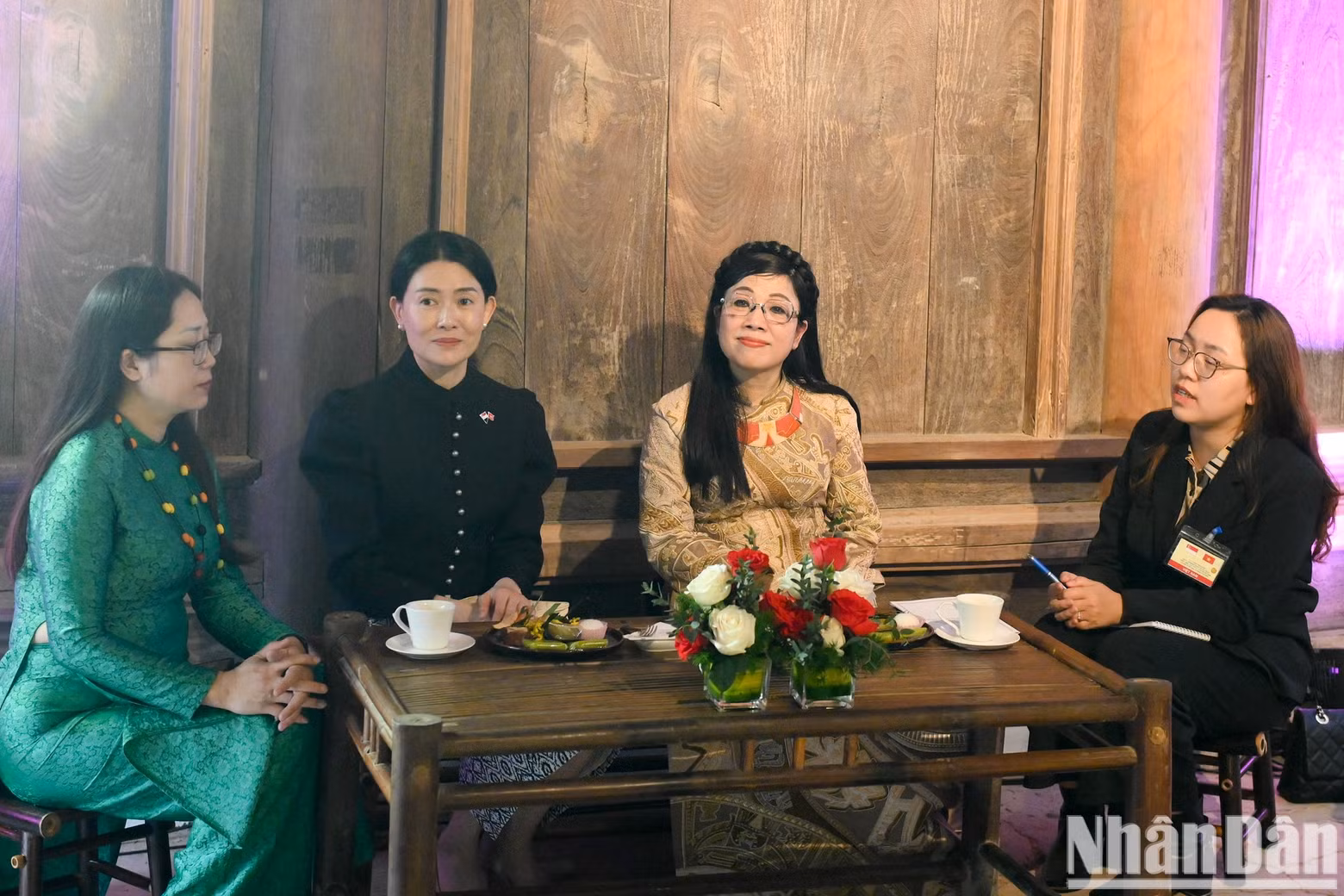 They enjoyed tea, traditional cakes, and performances of Quan Ho folk songs from Bac Ninh, as well as Vietnamese and Singaporean music.