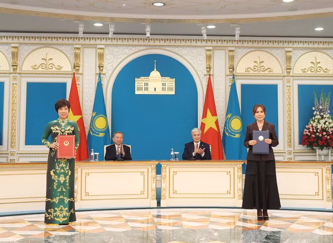 General Secretary of the Communist Party of Viet Nam Central Committee To Lam and President of Kazakhstan Kassym-Jomart Tokayev witness the exchange of the cooperation agreement between the Viet Nam News Agency (VNA) and the Television and Radio Complex of the President of Kazakhstan. (Photo: VNA)