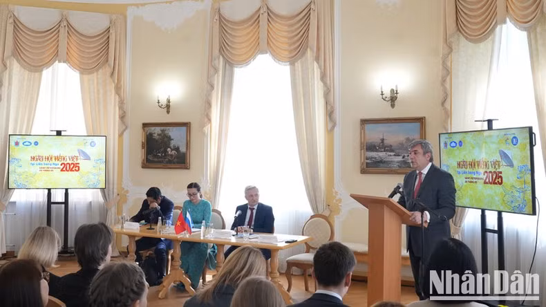 Vyacheslav Kalganov, Deputy Chairman of the Saint Petersburg Committee for External Relations, spoke at the event. (Photo: XUAN HUNG)