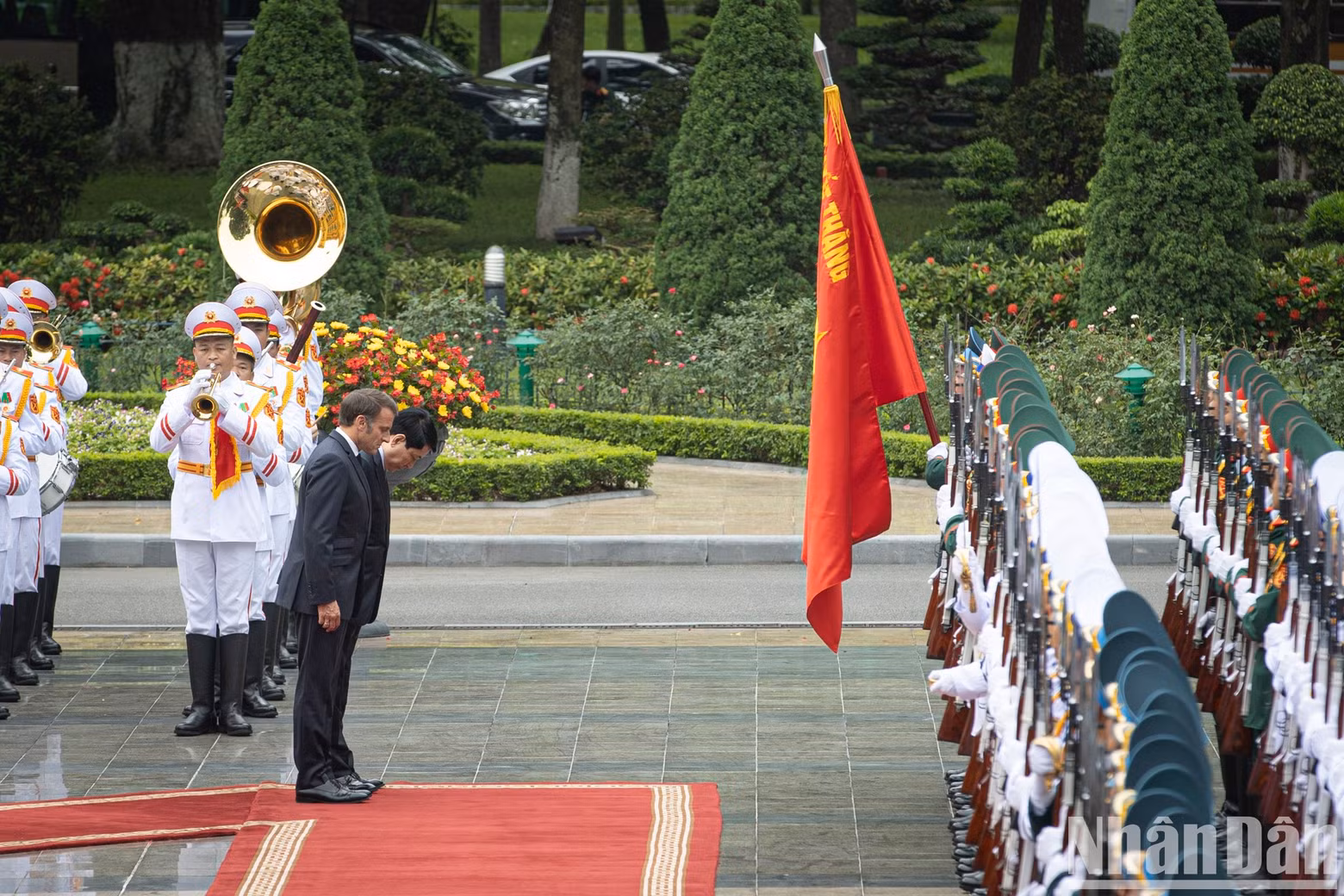 State President Luong Cuong and President Emmanuel Macron bow before the Victory Flag of the Viet Nam People’s Army. State President Luong Cuong and President Emmanuel Macron bow before the Victory Flag of the Viet Nam People’s Army.