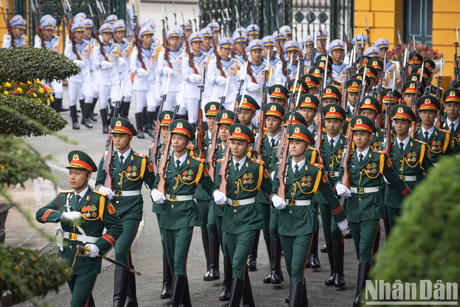 The Viet Nam People’s Army military band performs at the welcoming ceremony. The Viet Nam People’s Army military band performs at the welcoming ceremony.