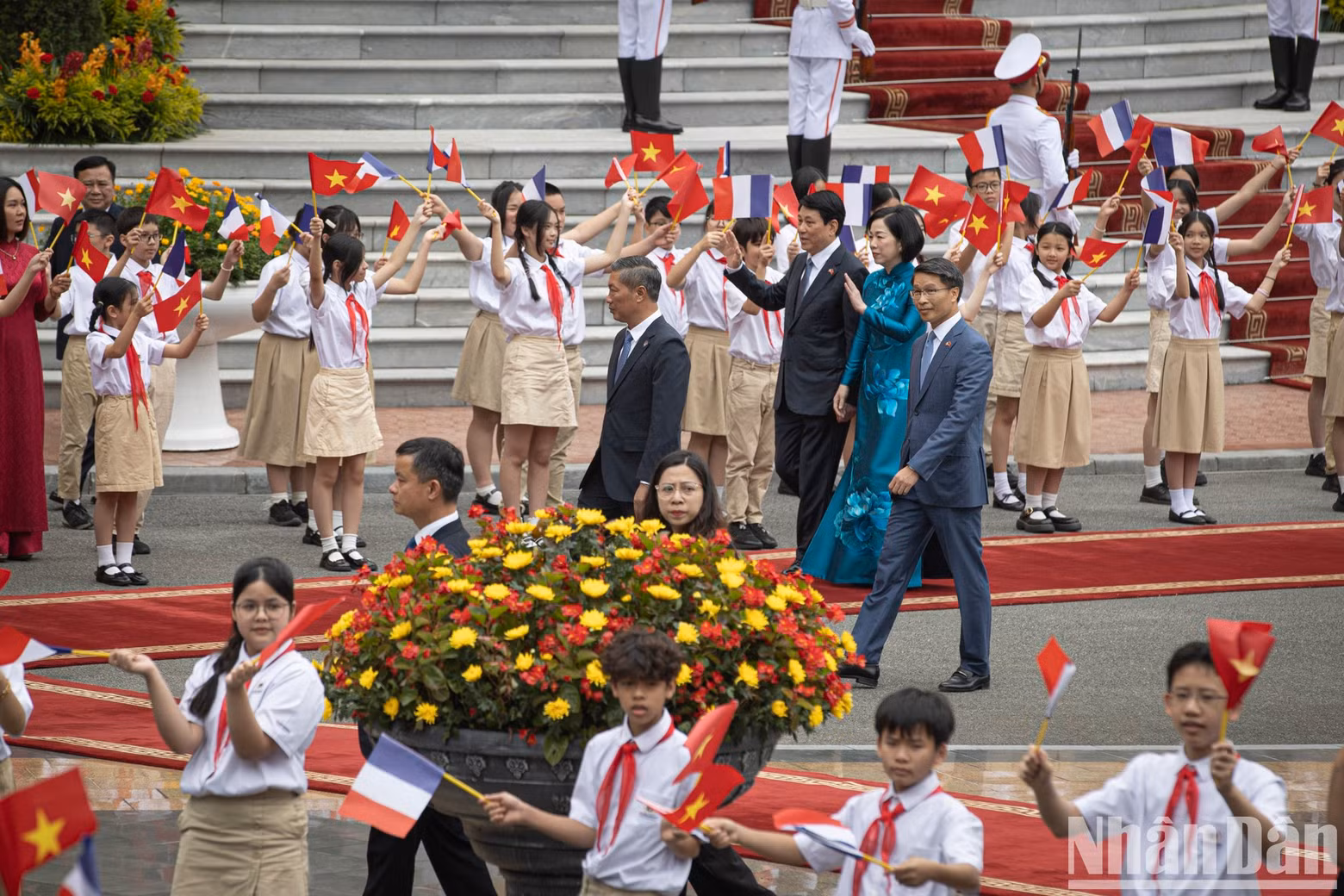 State President Luong Cuong and his spouse wave to children in Ha Noi. State President Luong Cuong and his spouse wave to children in Ha Noi.