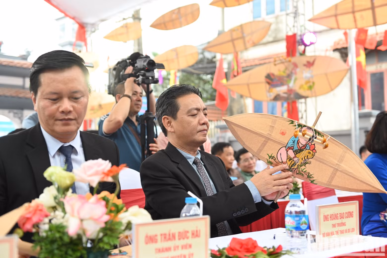 Deputy Minister Hoang Dao Cuong showed interest in the traditional kites.