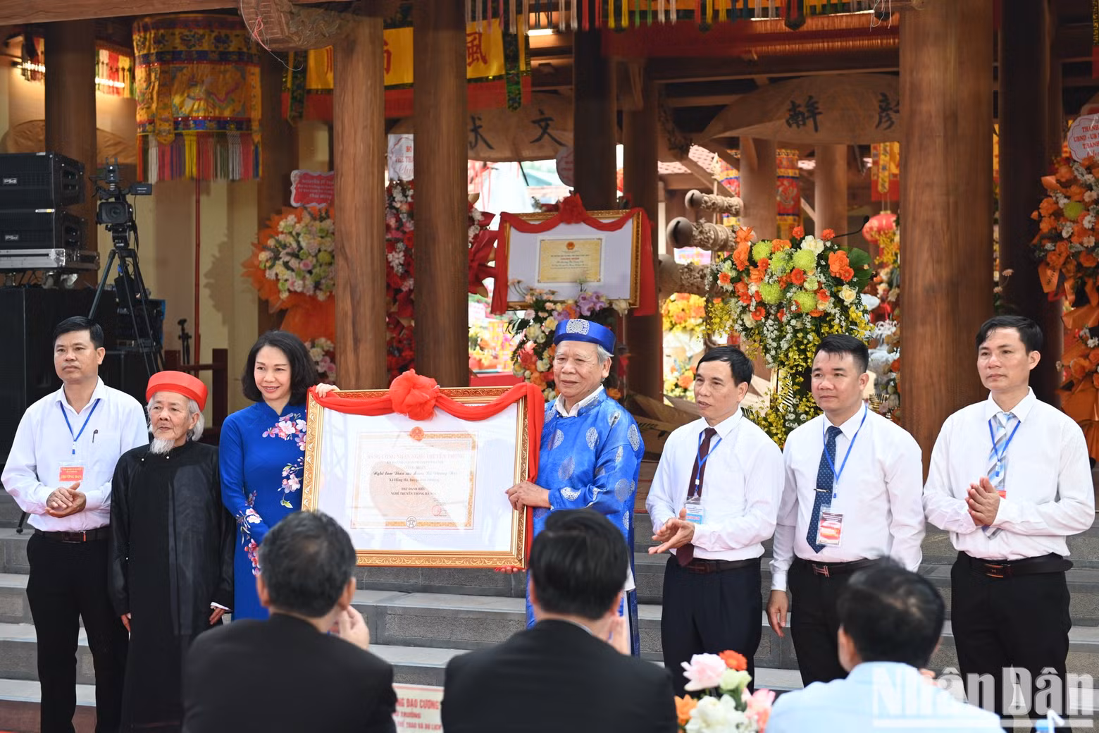 Vu Thu Ha, Vice Chairwoman of Hanoi People’s Committee, presented the certificate recognising the traditional craft title to the local authorities and residents.