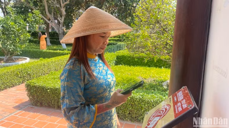 By tapping their internet-enabled smartphones on the NFC chip-embedded boards, visitors can verify their check-in at the location and save their photos.