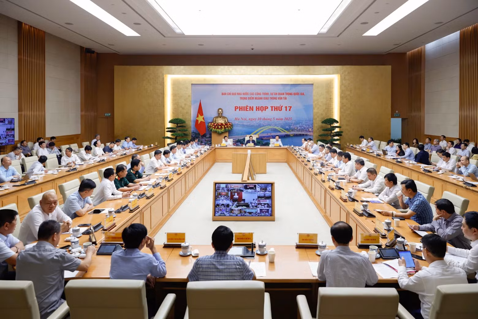 Prime Minister Pham Minh Chinh chairs the 17th meeting of the State steering committee for national key transport projects
