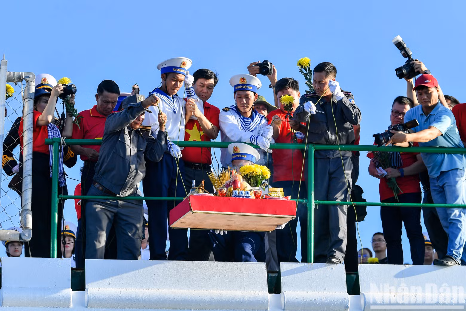 Following the incense offering, the delegation held a ceremonial release of wreaths, offerings, paper cranes, and floating lanterns to honour the spirits of the fallen soldiers.