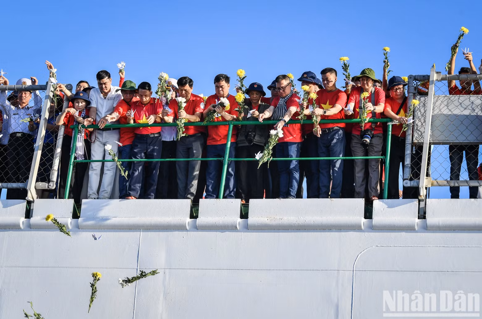 Yellow chrysanthemums were released into the sea in remembrance of the soldiers who perished for the Fatherland and are now resting in the distant ocean.