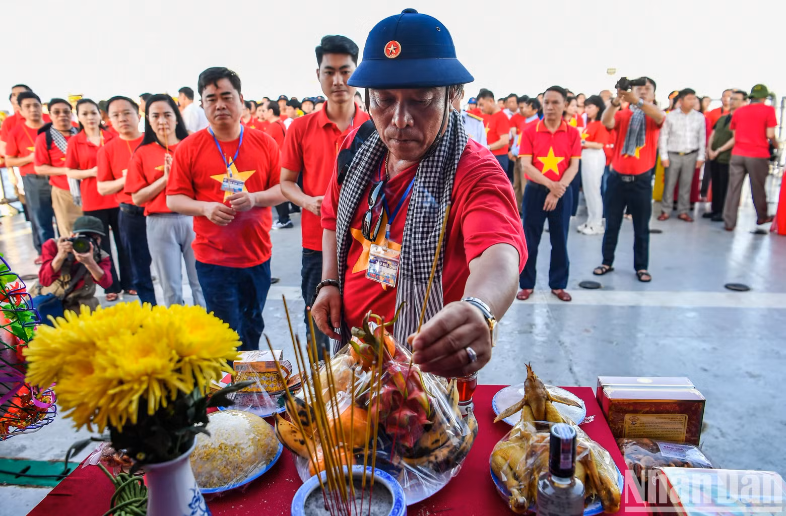The memorial service for those who died defending the Fatherland’s maritime sovereignty was a sacred moment, deeply appreciated by every member of Delegation No. 25 as they stood amidst the skies and seas of Co Lin–Len Dao–Gac Ma.