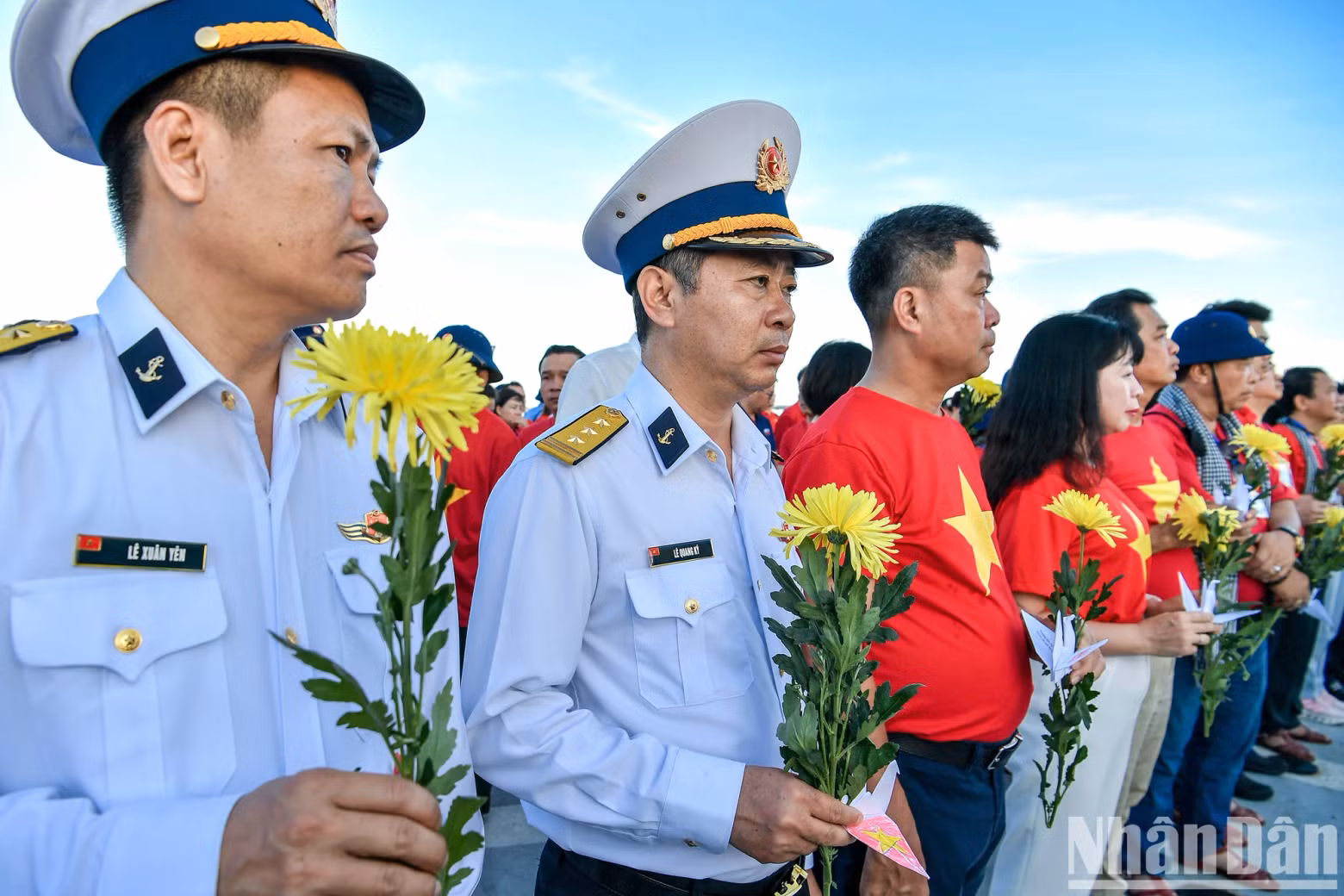 On the day of the memorial, hundreds of paper cranes and chrysanthemums were tenderly released into the sea by members of the delegation.