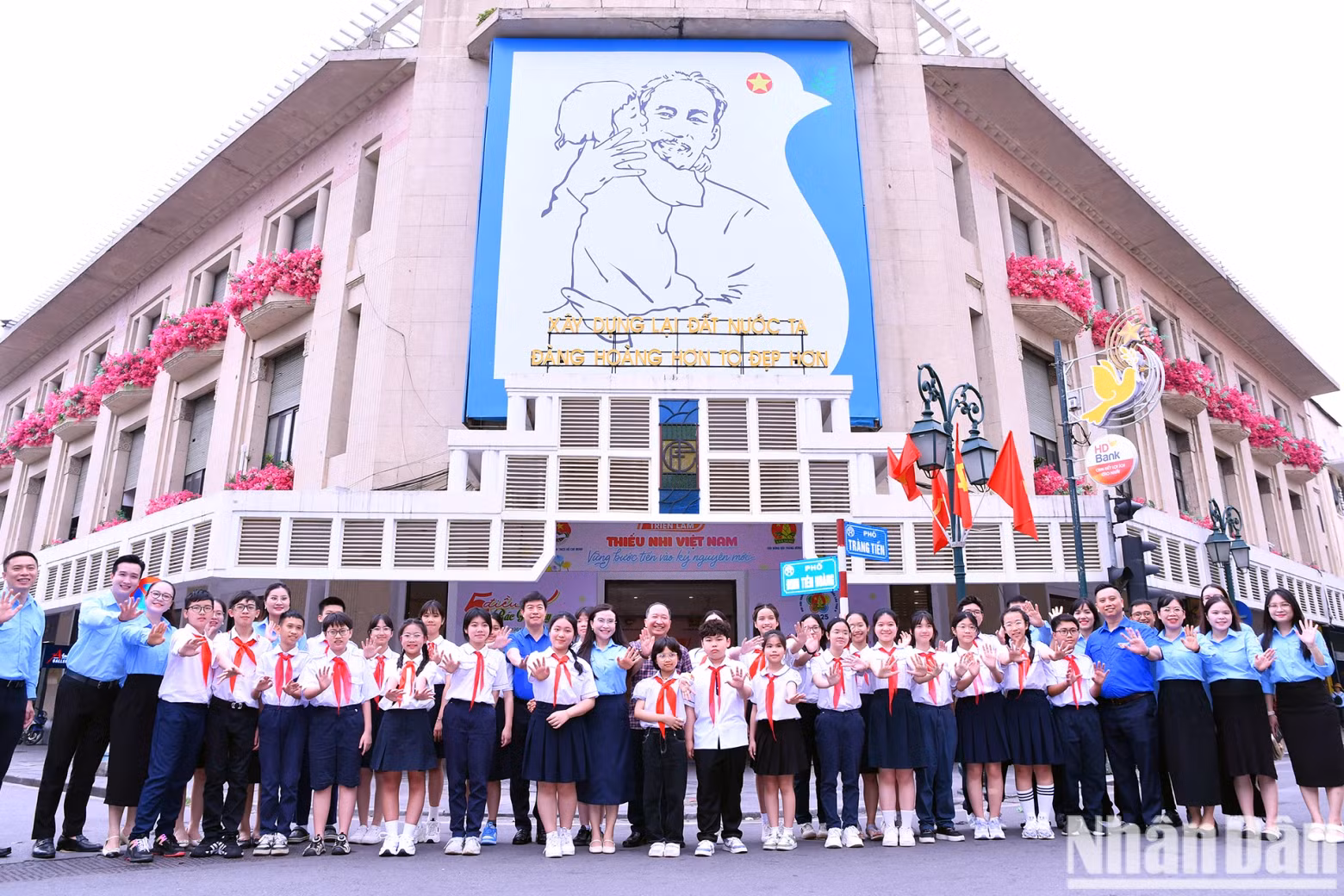 Delegates attend the exhibition held in Ha Noi’s Hoan Kiem walking street.