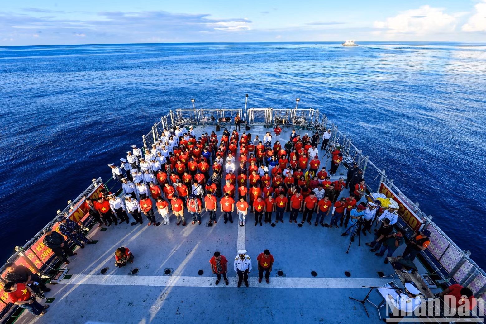 As part of Delegation No. 25’s journey, a memorial service was solemnly held in the waters of Gac Ma, Co Lin, and Len Dao to honour 64 officers and soldiers who bravely laid down their lives to defend the nation’s maritime territory.