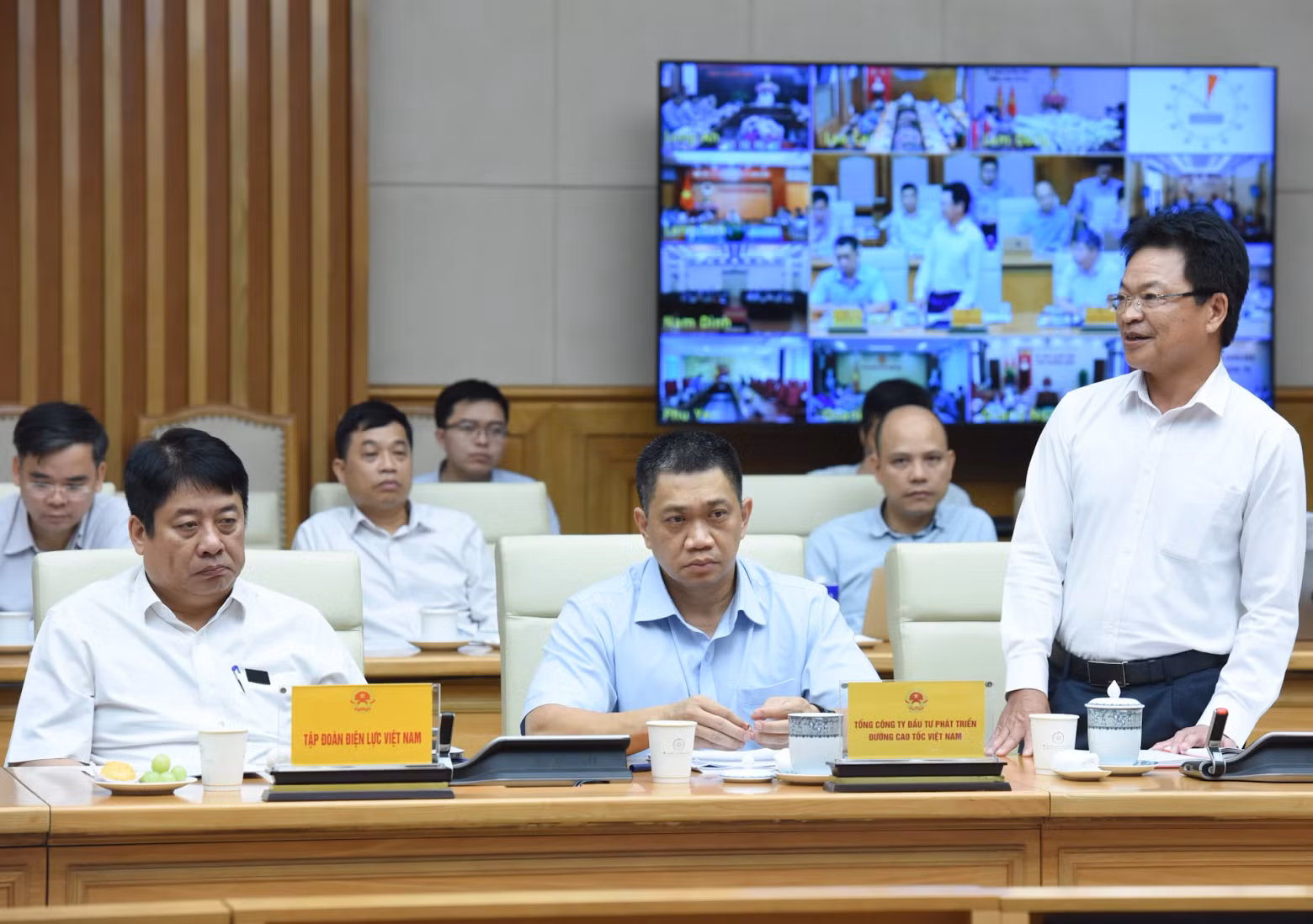Photo 6: Chairman of the Members’ Council of Viet Nam Railways Corporation, Dang Sy Manh, addresses the meeting.