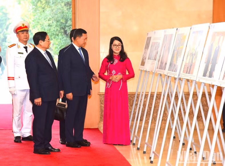 Prime Minister Pham Minh Chinh and his Cambodian counterpart Hun Manet visit a photo exhibition on bilateral relations.