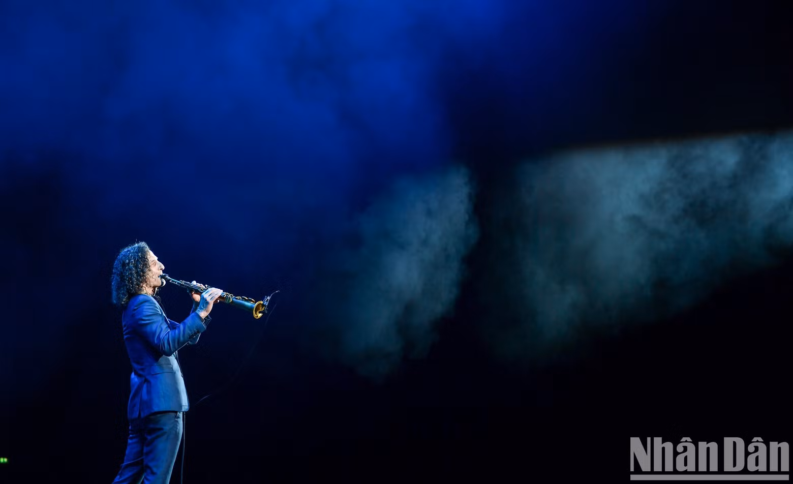 The audience gives Kenny G a long ovation at the end of “Silhouette”.