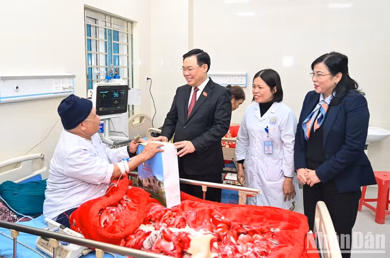 National Assembly Chairman Vuong Dinh Hue visits and presents gifts to patients at Dinh Hoa General Hospital.