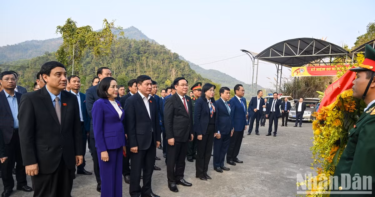 National Assembly Chairman Vuong Dinh Hue and the working delegation offer flowers to President Ho Chi Minh at the ATK Dinh Hoa historical site.