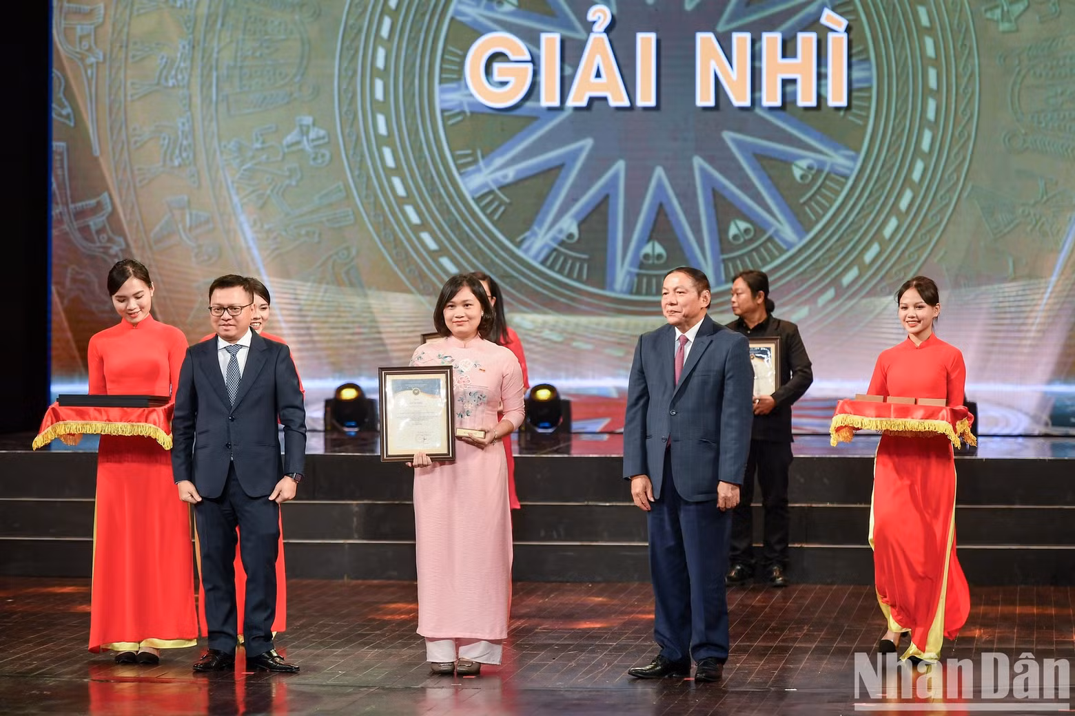 Nhan Dan Editor-in-chief Le Quoc Minh and Minister of Culture, Sports and Tourism Nguyen Van Hung present the second prizes. Nhan Dan Editor-in-chief Le Quoc Minh and Minister of Culture, Sports and Tourism Nguyen Van Hung present the second prizes.