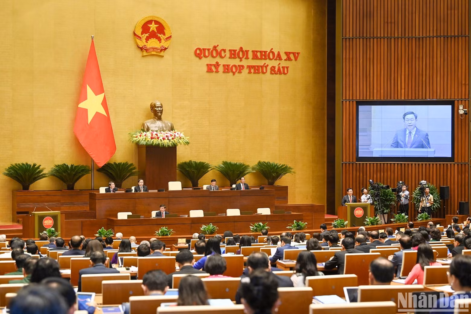 In his speech, National Assembly Chairman Vuong Dinh Hue calls on National Assembly deputies to exercise their roles more effectively and promote the spirit of democracy in each content at the meeting.