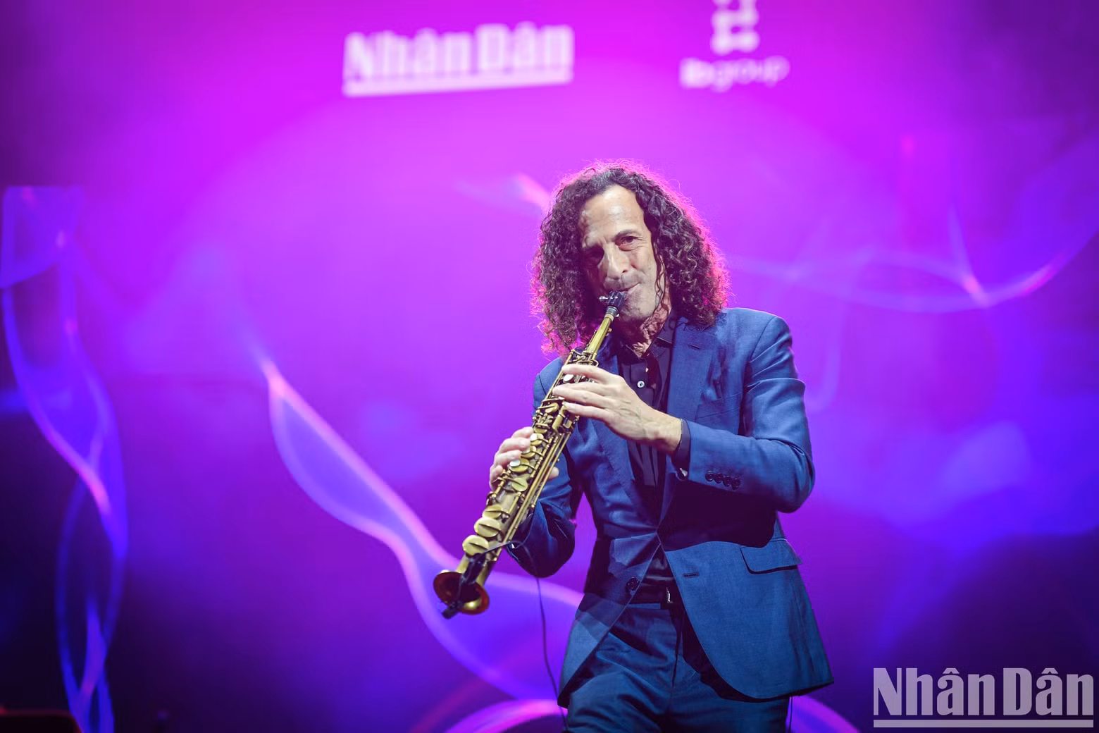 While exhibiting his extraordinary skills, Kenny G gives the audience a lot of surprises, such as saying hello and thank-you in Vietnamese.