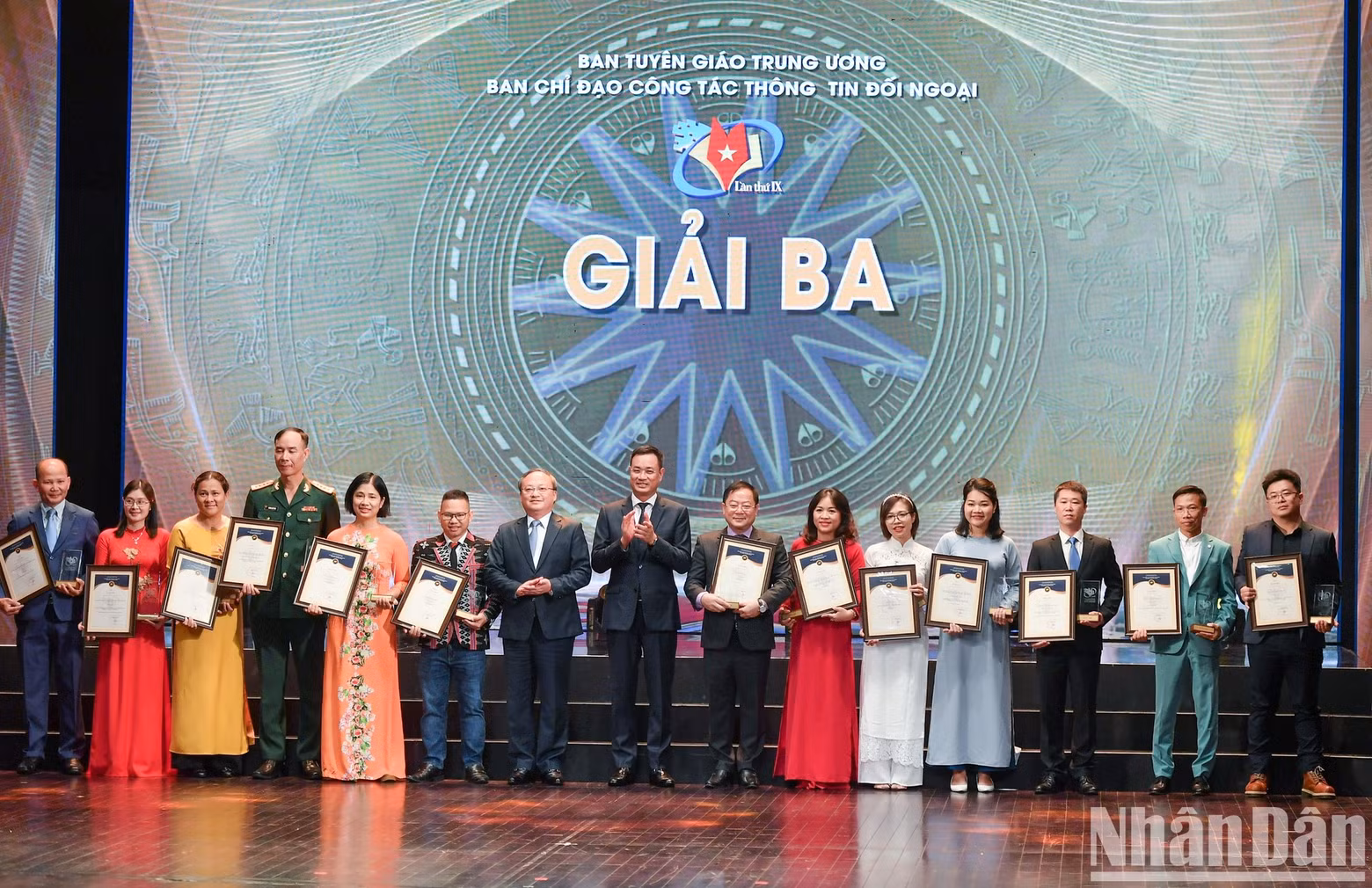 The presentation of the third prizes to the winning authors. The presentation of the third prizes to the winning authors.