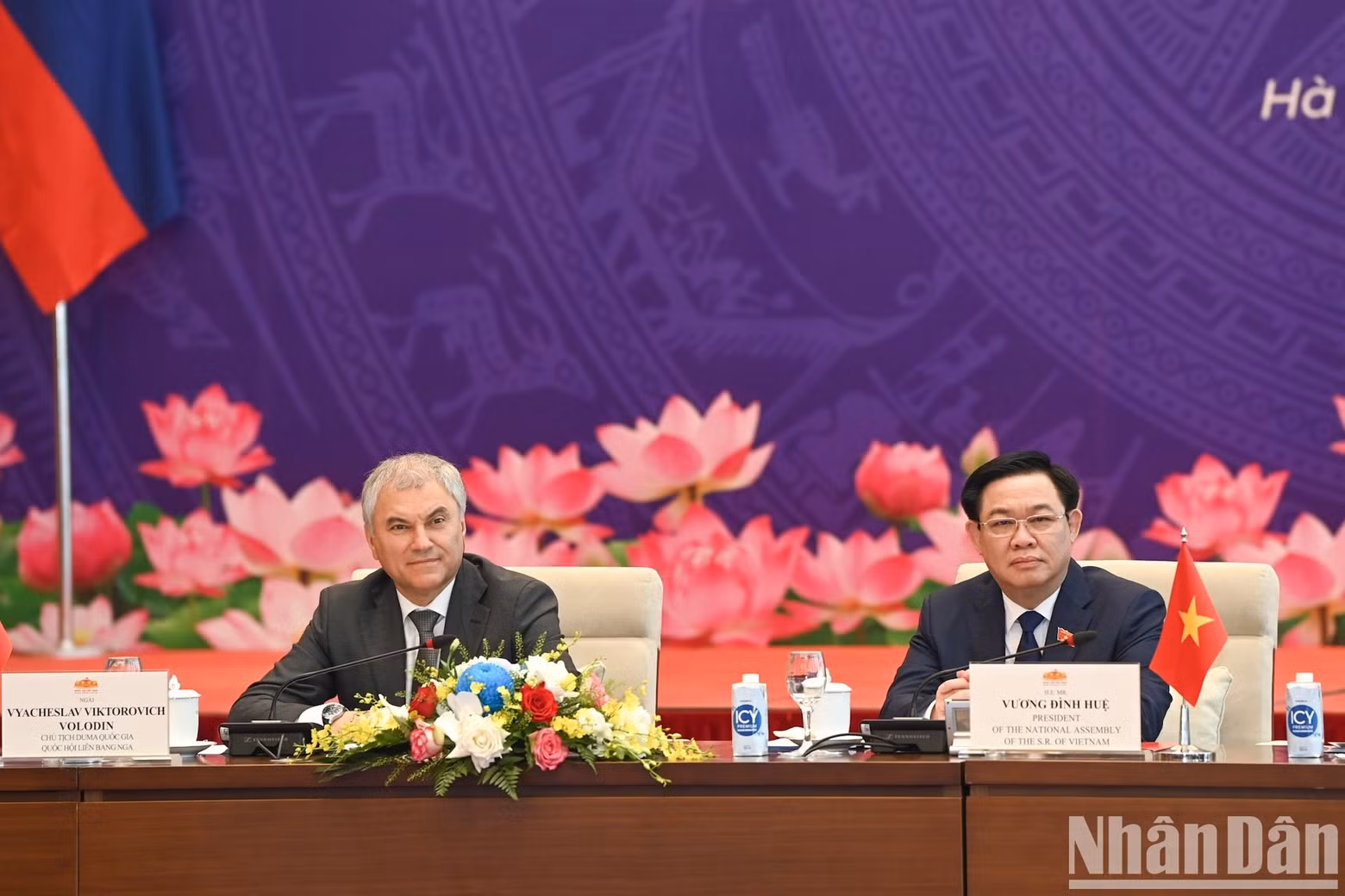 National Assembly Chairman Vuong Dinh Hue and Chairman of the Russian State Duma Vyacheslav Viktorovich Volodin preside over the meeting. National Assembly Chairman Vuong Dinh Hue and Chairman of the Russian State Duma Vyacheslav Viktorovich Volodin preside over the meeting.