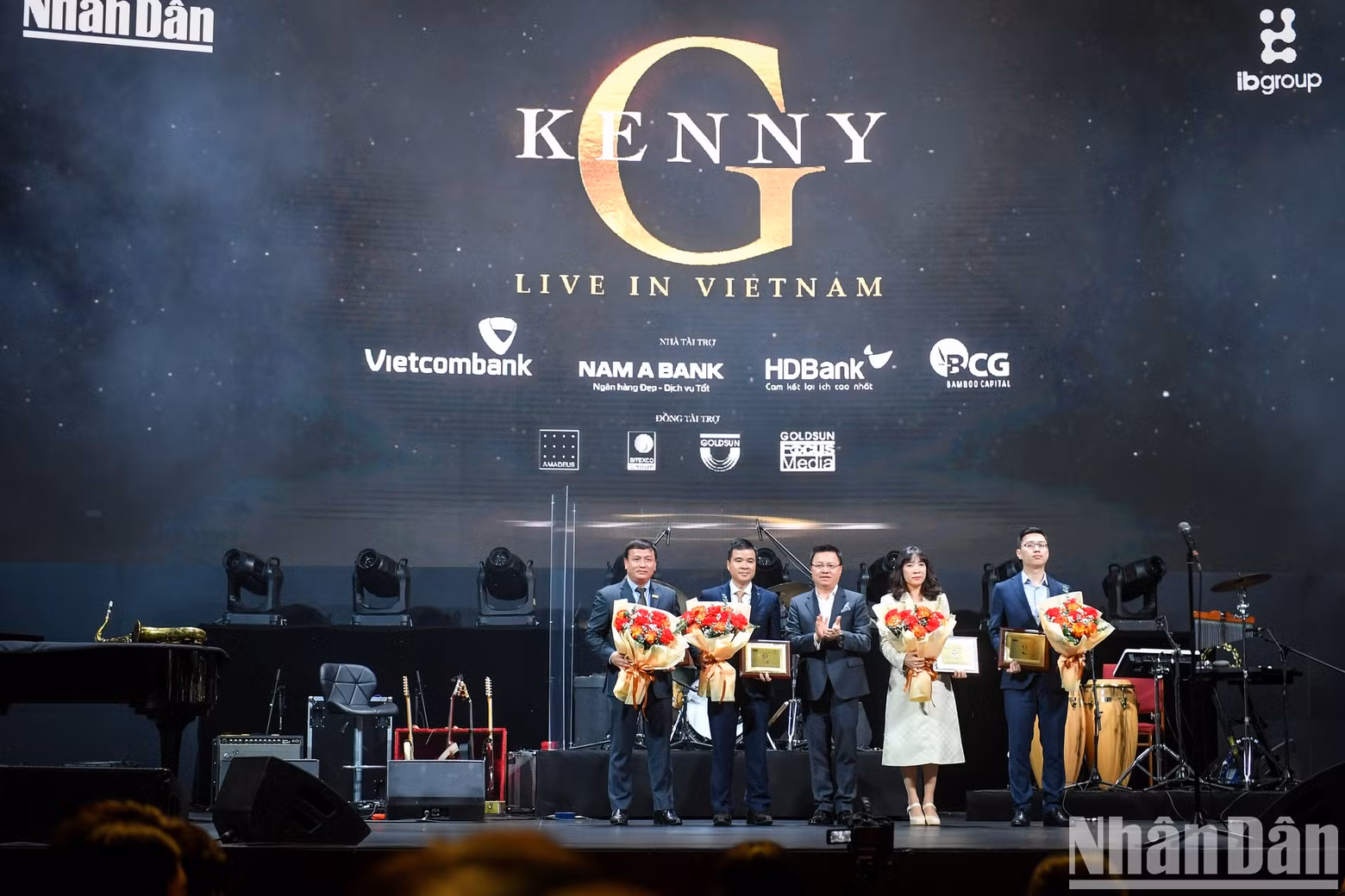 Nhan Dan’s Editor-in-chief Le Quoc Minh presents flowers and certificates to the sponsors of the show.
