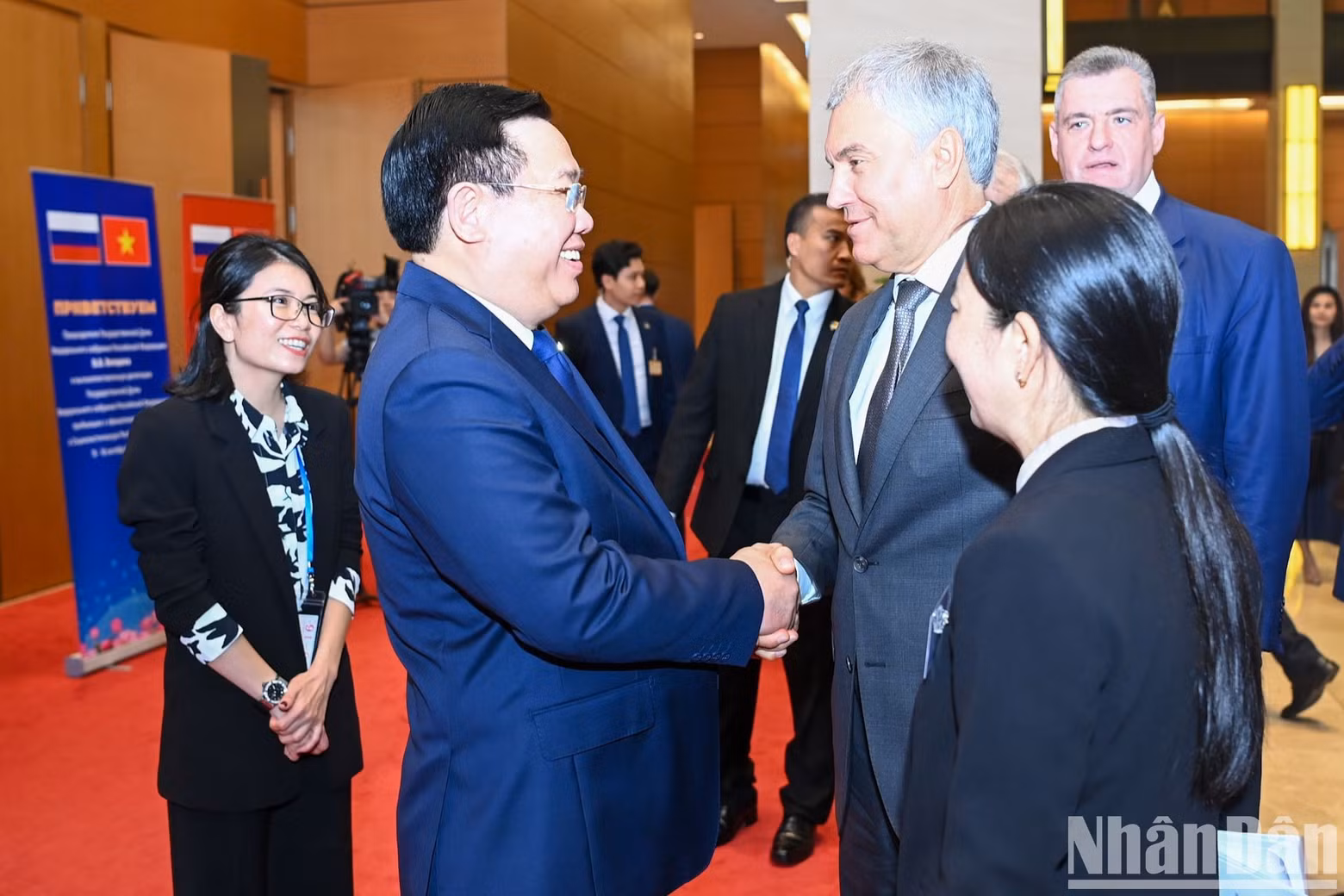 Vietnamese National Assembly Chairman Vuong Dinh Hue welcomes Chairman of the Russian State Duma Vyacheslav Viktorovich Volodin. Vietnamese National Assembly Chairman Vuong Dinh Hue welcomes Chairman of the Russian State Duma Vyacheslav Viktorovich Volodin.