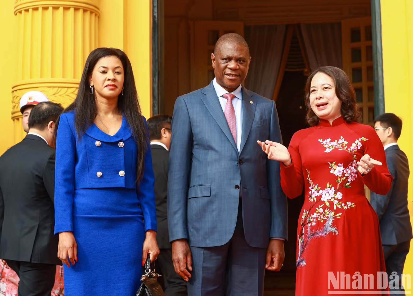 Vice President Vo Thi Anh Xuan discusses with her South African counterpart Paul Mashatile and his spouse.