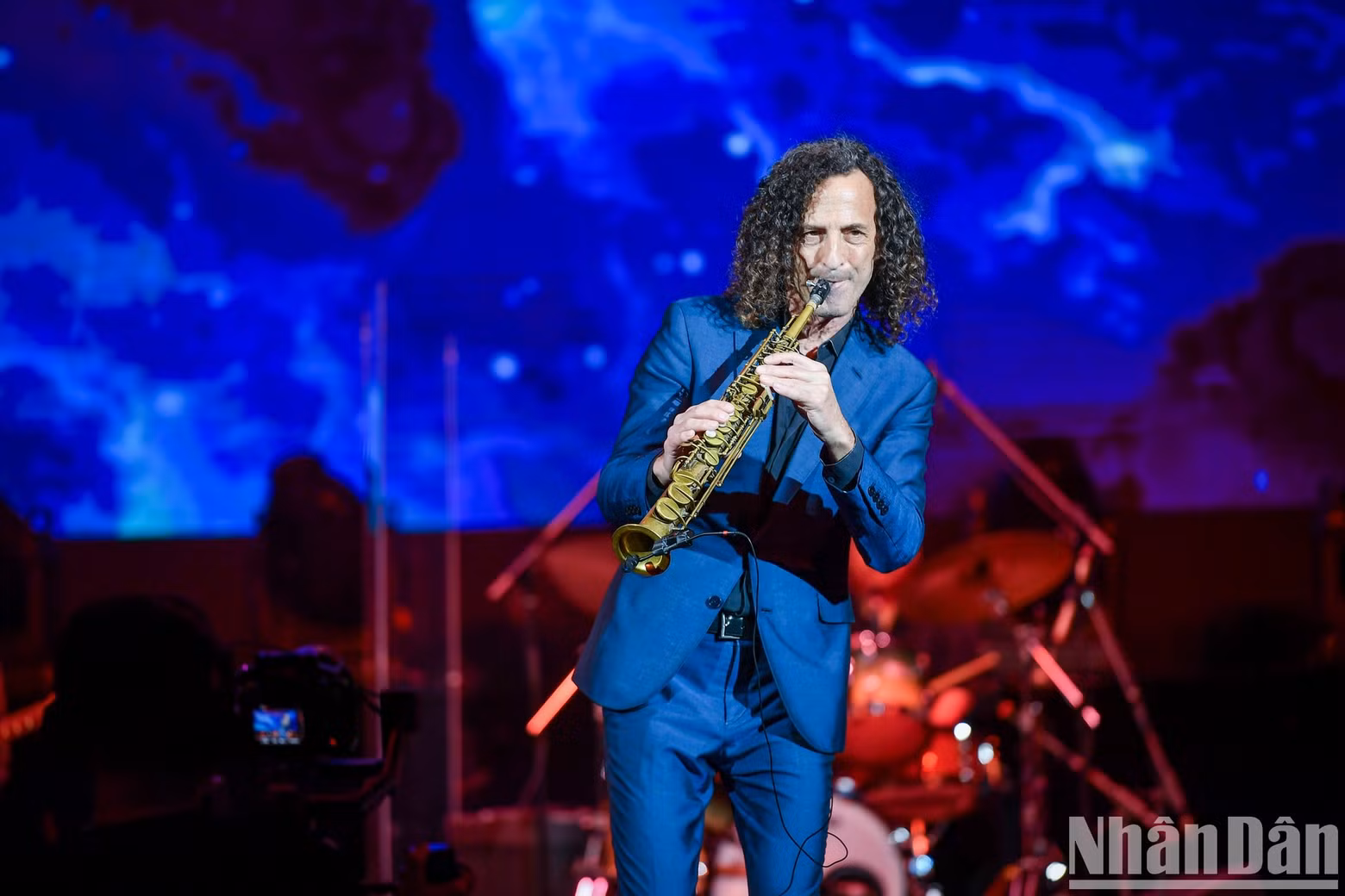 With timeless hits such as “Forever in Love”, “The Moment”, “My Heart Will Go On”, “Going Home” and “Sentimental”, Kenny G has become a special part of the music life of those born in the 1970s and 1980s in Vietnam and many countries in the world.