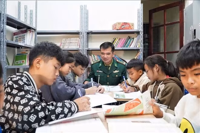 Major Nguyen Van Tham of the Mon Son Border Guard Station instructs students to study. (Photo: published by VNA)