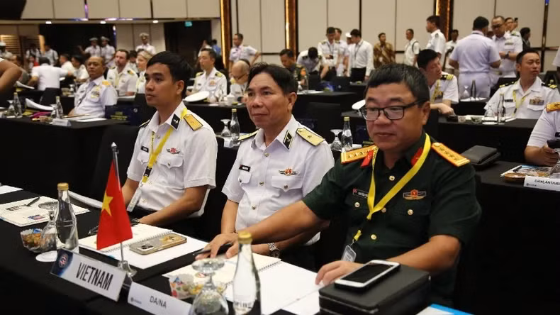 Rear Admiral Pham Van Hung, Deputy Chief of Staff of the Vietnam People's Navy, participated in the International Maritime Security Symposium in Indonesia.