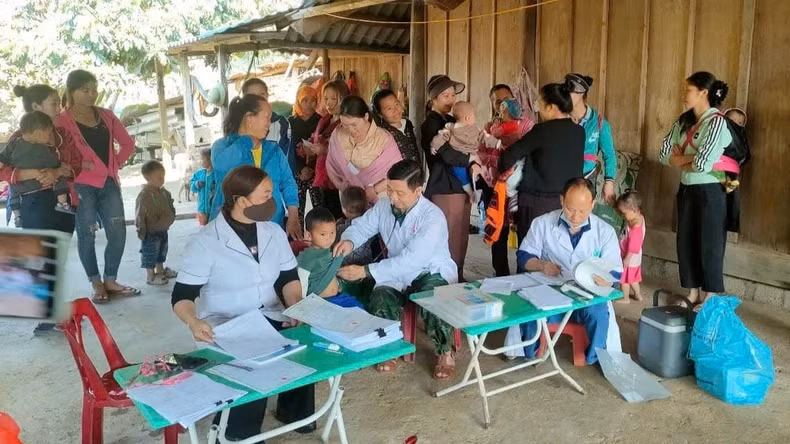 From March 4 to March 18, implementing the Expanded Immunization Programme and the Measles Prevention and Control Campaign, the Military Medical Corps of Tri Le Border Guard Station, together with the Commune Health Station and the health care units of the villages, organised vaccinations for 156 children in Tri Le Commune, Que Phong District.