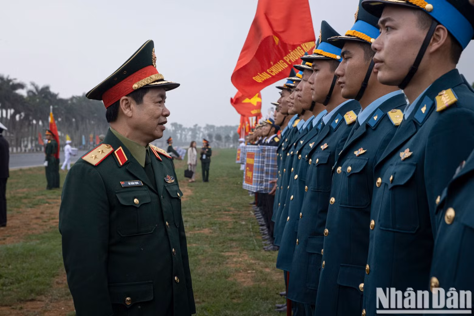 Lieutenant General Do Xuan Tung, Deputy Director of the General Department of Politics of the Vietnam People's Army, encourages officers and soldiers to participate in the rehearsal.