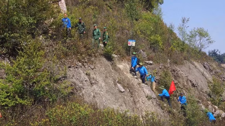 On March 15, the Youth Union of Na Ngoi Border Guard Station together with the Youth Union of Na Ngoi Commune and the Youth Union of Economic-Defense Group 4 (Military Region 4) organised the journey "My Fatherland's Border". During the journey, more than 40 union members deployed to overcome landslides and organised clearing and cleaning of patrol roads and around national border markers.
