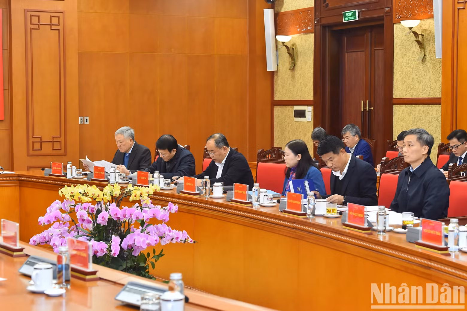 Permanent Deputy Prime Minister Nguyen Hoa Binh and delegates attending the meeting. Permanent Deputy Prime Minister Nguyen Hoa Binh and delegates attending the meeting.