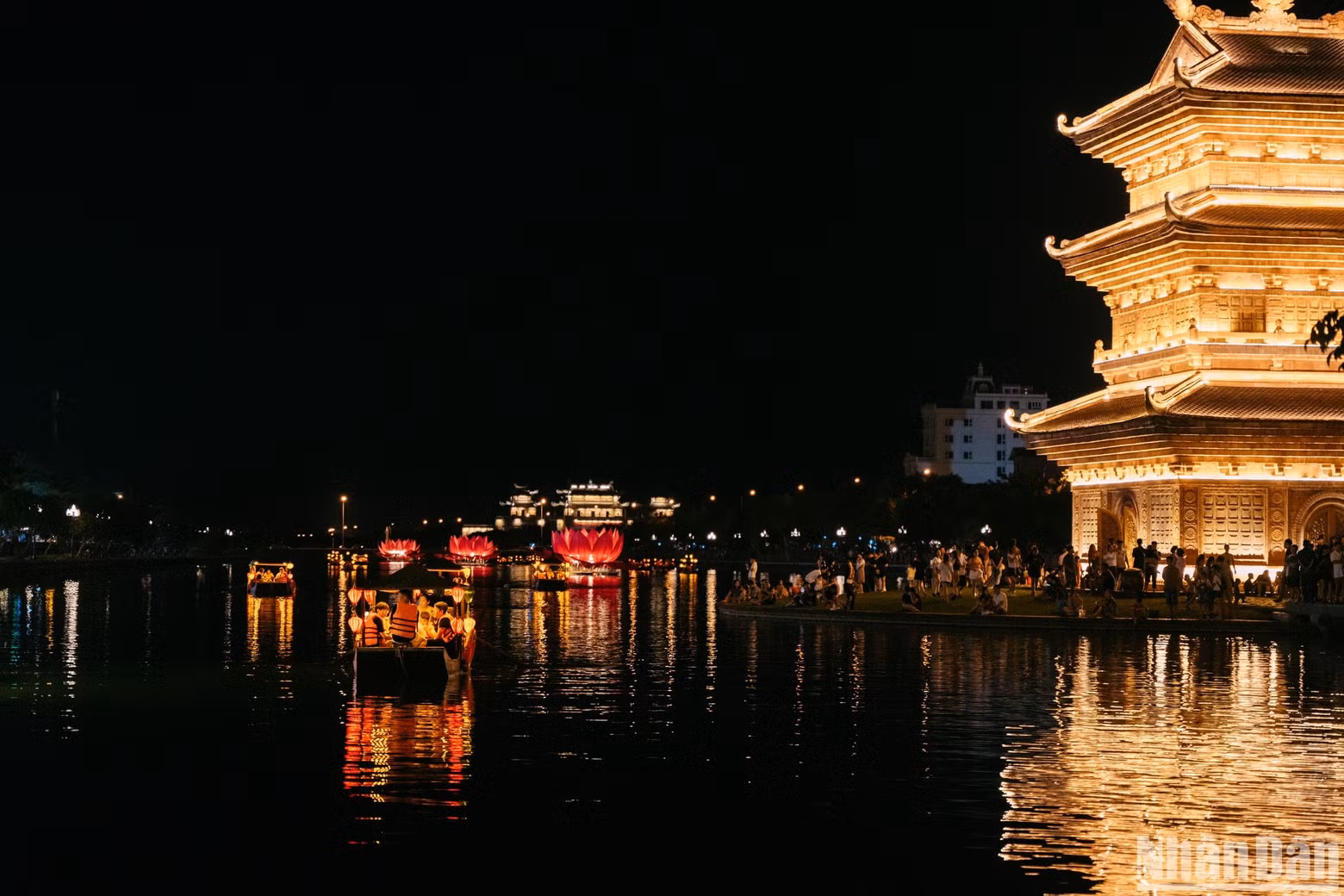 Visitors can experience boating in the middle of Ky Lan Lake to admire the sparkling beauty of Hoa Lu walking street and Tu An Tower at night.